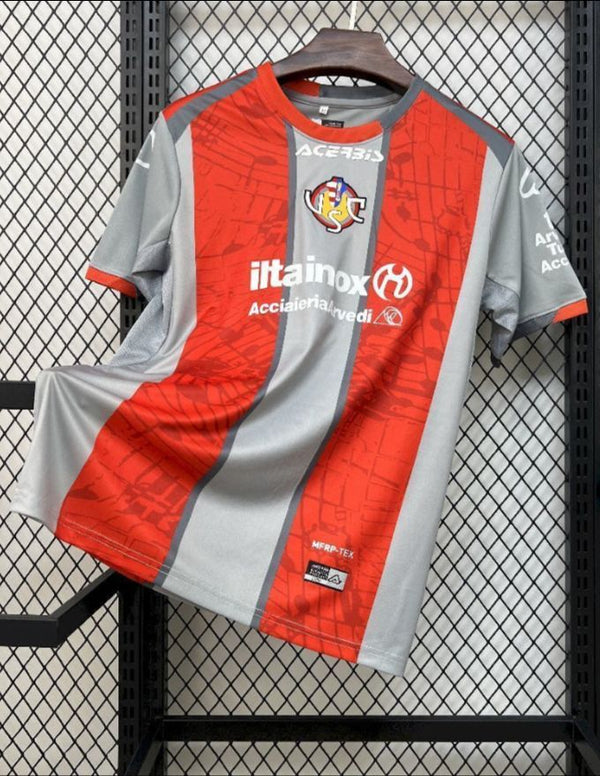Fronte maglia Home US Cremonese 2025/2026 a strisce verticali grigie e rosse con sponsor e stemma ufficiale.