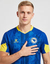 Dettaglio maglia Bosnia Erzegovina Home 2026 Kelme con stemma federale e logo zampa gialla