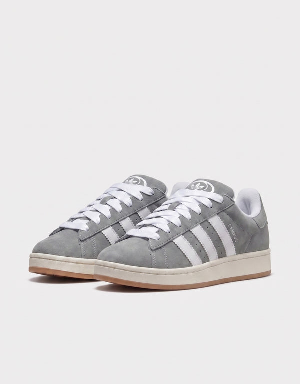 Adidas Campus 00s grigie in camoscio con 3 stripes bianche suola panna e fondo gum vista frontale
