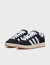 Adidas Campus 00s nere in camoscio con logo Trefoil sulla linguetta e 3 stripes bianche vista frontale