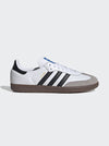 Adidas Samba OG Cloud White Core Black con 3 Stripes nere e suola gum, vista laterale del profilo