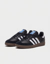 Coppia Adidas Samba OG Core Black Cloud White Gum vista tre quarti dettaglio linguetta e tallone
