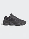 Adidas Yeezy 500 Utility Black vista laterale total black in mesh e camoscio