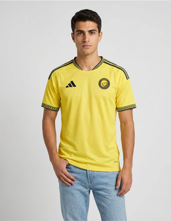 Al Nassr Maglia Home 2026/2027 Adidas gialla con dettagli neri e stemma Nassr Riyadh - ritratto busto