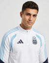 Argentina Tuta Drill 1/4 Zip 2026 Adidas – dettaglio busto con badge AFA tre stelle e tre strisce celesti