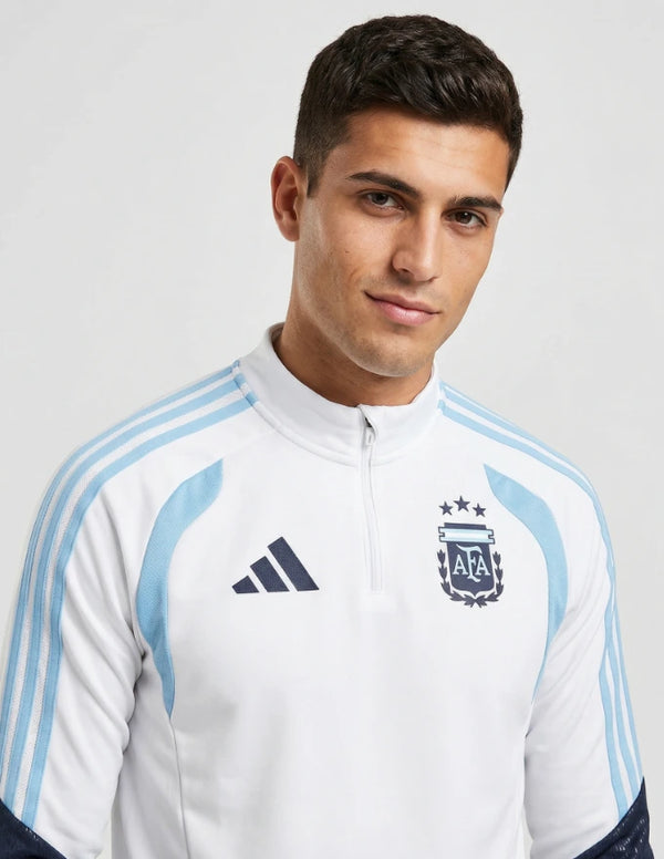 Argentina Tuta Drill 1/4 Zip 2026 Adidas – dettaglio busto con badge AFA tre stelle e tre strisce celesti
