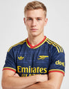 Maglia Arsenal Away 2026/2027 adidas blu navy con cannone dorato dettagli rossi e sponsor Emirates
