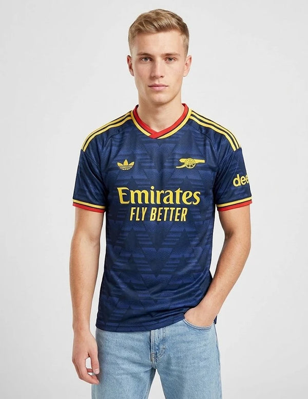 Maglia Arsenal Away 2026/2027 adidas blu navy e oro indossata primo piano