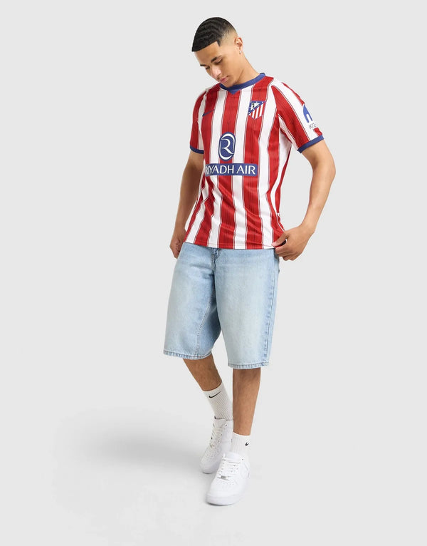 Maglia Atletico Madrid Home 2026/2027 Nike indossata a figura intera con jeans