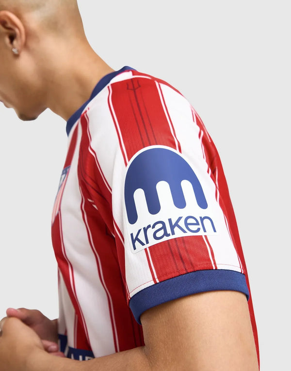 Manica della maglia Atletico Madrid Home 2026/2027 con logo sponsor Kraken