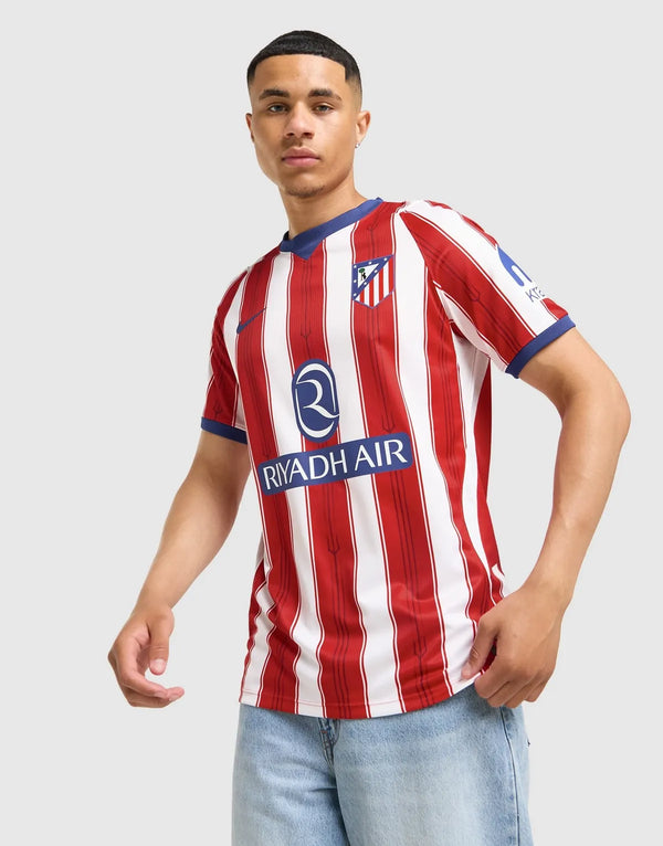 Maglia Atletico Madrid Home 2026/2027 Nike a strisce rosse e bianche con sponsor Riyadh Air