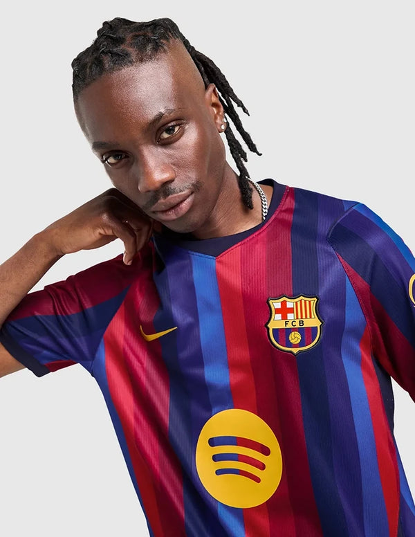 Dettaglio stemma FC Barcelona e strisce blaugrana della maglia Home 2026/2027