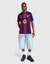 Maglia Barcellona Home 2026/2027 Nike a strisce blaugrana indossata a figura intera