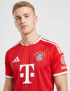 Dettaglio Bayern Monaco maglia home 2026/2027 Adidas con stemma FC Bayern Monaco cinque stelle e sponsor Allianz