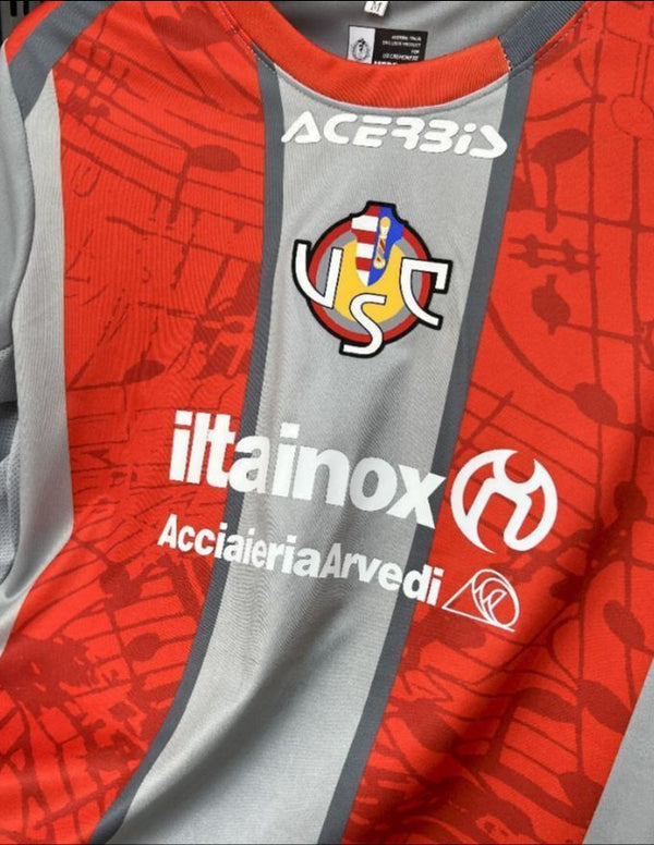 Dettaglio ravvicinato del tessuto tecnico traspirante e delle cuciture della maglia home Cremonese 2025/2026.