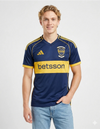 Uomo che indossa la maglia Boca Juniors 2025/2026 - Edizione 120 anni Provehito.