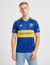 Maglia Boca Juniors Home 2026/2027 adidas blu e oro indossata a figura intera