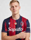 Bologna Maglia Home 2025/2026 Macron - Dettaglio Coccarda Tricolore e Stemma BFC 1909
