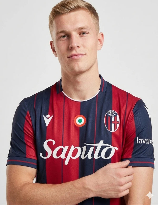 Bologna Maglia Home 2025/2026 Macron - Dettaglio Coccarda Tricolore e Stemma BFC 1909