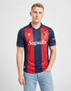 Maglia Bologna Home 2026/2027 Macron rossoblù con colletto a polo indossata a figura intera