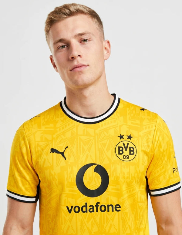 Dettaglio Borussia Dortmund maglia home 2026/2027 Puma con stemma BVB 09 due stelle e colletto a righe nero bianco