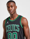 Canotta Boston Celtics Statement Swingman 2024/2026 dettaglio girocollo e logo Jumpman