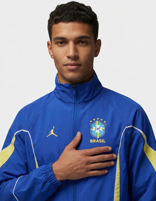 Dettaglio Brasile giacca anthem 2026 Jordan con logo Jumpman dorato e patch CBF Brasil sul petto