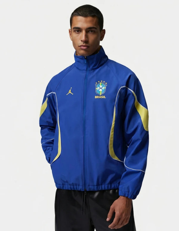 Brasile giacca anthem 2026 Jordan blu royal con inserti giallo lime e stemma CBF con cinque stelle