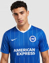 Maglia Brighton Home 2026/2027 Nike blu con gessature bianche stemma del gabbiano e sponsor American Express