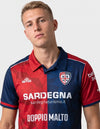 Dettaglio maglia Cagliari Home 2026/2027 Erreà stemma quattro mori e logo Sardegna Turismo