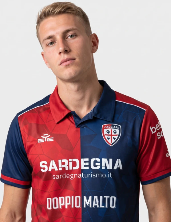 Dettaglio maglia Cagliari Home 2026/2027 Erreà stemma quattro mori e logo Sardegna Turismo