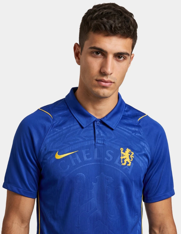 Maglia Chelsea Home 2026/2027 Nike, dettaglio collo e logo Chelsea