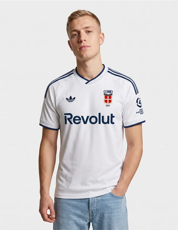 Maglia Como Away 2026/2027 Adidas bianca con righe blu navy e sponsor Revolut indossata a figura intera