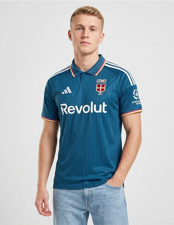 Maglia Como Home 2026/2027 adidas blu petrolio con colletto a polo indossata a figura intera