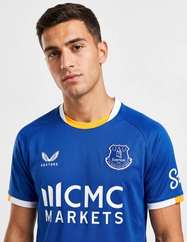 Dettaglio maglia Everton Home 2026/2027 Castore stemma Everton FC e logo CMC Markets