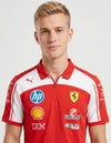 Dettaglio Ferrari Polo HP Replica Scuderia 2026 Puma con stemma Cavallino Rampante e patch sponsor ufficiali