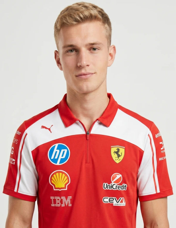 Dettaglio Ferrari Polo HP Replica Scuderia 2026 Puma con stemma Cavallino Rampante e patch sponsor ufficiali
