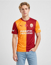 Maglia Galatasaray Home 2026/2027 Puma bicolore rosso e oro indossata a figura intera