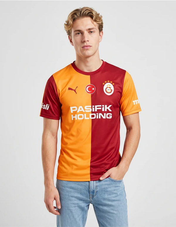 Maglia Galatasaray Home 2026/2027 Puma bicolore rosso e oro indossata a figura intera