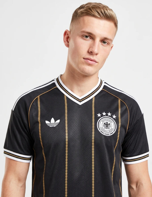 Dettaglio Maglia Germania Third 2026 Adidas nera con stemma DFB e trifoglio Adidas Originals, primo piano collo