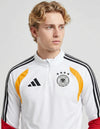 Dettaglio del colletto a zip e dello stemma DFB sulla maglia allenamento Germania 2026.