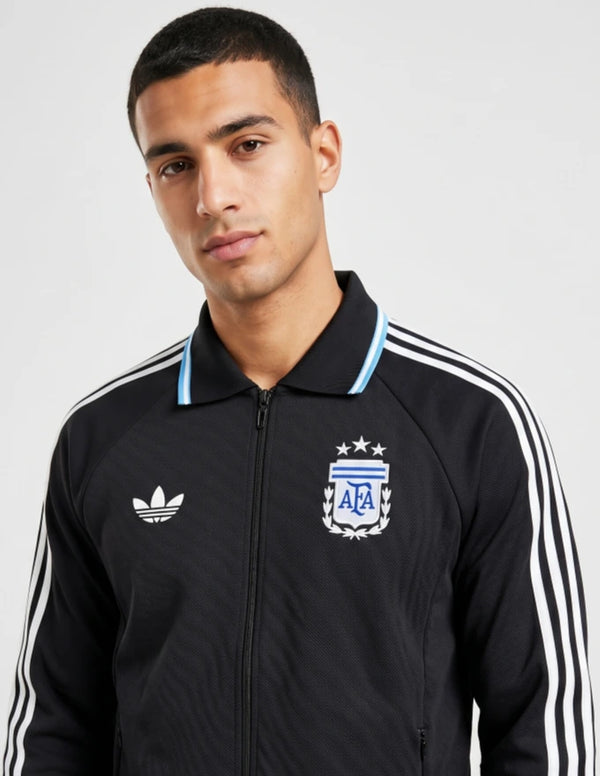 Dettaglio giacca Argentina Anthem Away 2026 Adidas Originals con stemma AFA tre stelle e bordo colletto celeste su fondo nero