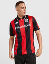 Nizza Maglia Home 2025/2026 indossata da un uomo con design a strisce rosse e nere, ufficiale OGC Nice.