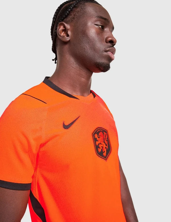 Olanda Maglia Home 2026 Nike - Dettaglio Stemma KNVB e Logo Nike Tono su Tono