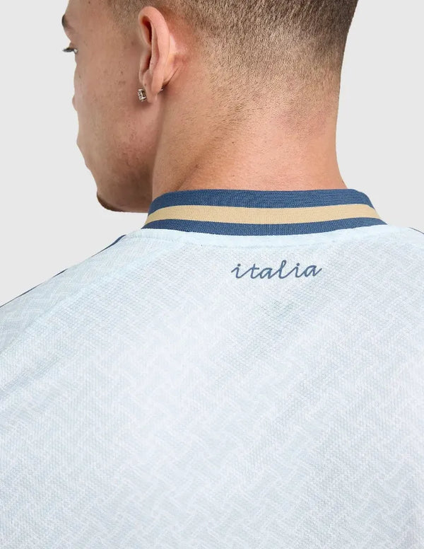Italia Maglia Away 2026 Adidas Originals - Dettaglio Scritta Italia sul Retro del Colletto