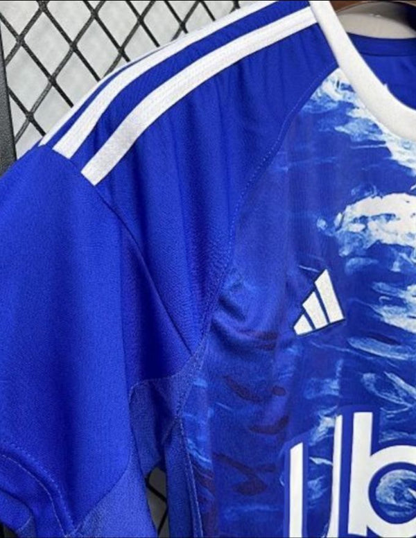 Dettaglio della trama grafica ispirata al lago sulla maglia home Como 2025/2026.