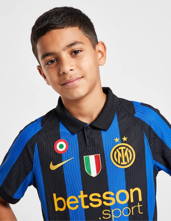 Dettaglio maglia Inter Home Bambino 2026/2027 Nike scudetto tricolore e stemma nerazzurro