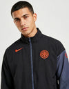 Dettaglio Inter giacca anthem third 2025/2026 Nike con logo IM ricamato arancio e Swoosh sul petto