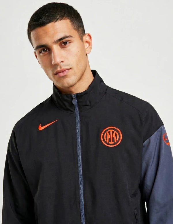 Dettaglio Inter giacca anthem third 2025/2026 Nike con logo IM ricamato arancio e Swoosh sul petto