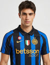 Dettaglio stemma Inter con due stelle e scudetto Italia sulla Maglia Home 2026/2027 Nike